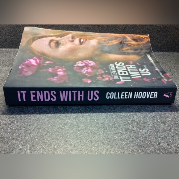 It Ends with Us A Novel - Paperback, by Hoover Colleen - Very Good - Picture 2 of 3